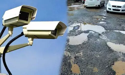 road potholes,Can you check the hole with AI camera?; High Court with mockery,kerala road potholes,latest malayalam news,എ.ഐ ക്യാമറ ഉപയോഗിച്ച് കുഴി പരിശോധിച്ച് കൂടേ?; പരിഹാസവുമായി ഹൈക്കോടതി,കേരളത്തിലെ റോഡിലെ കുഴി, റോഡിലെ കുഴിയെ പരിഹസിച്ച് ഹൈക്കോടതി,