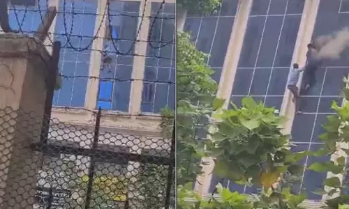 Massive fire at Greater Noida Mall people seen jumping off building Massive fire at Greater Noida Mall people seen jumping off building