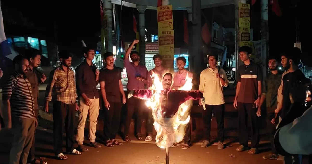 Fraternity movement burnt effigy of KT Jaleel for insulting girl student