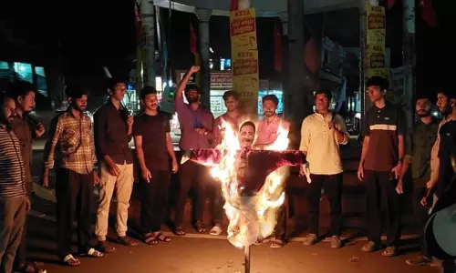 Fraternity movement burnt effigy of KT Jaleel for insulting girl student