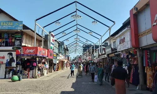 sm street kozhikode,GST Department Raid, GST Raid,GST Department Raid on sm street kozhikode; Officers traders were locked up,മിഠായി തെരുവിൽ ജിഎസ്ടി വകുപ്പിന്റെ റെയ്ഡ്; ഉദ്യോഗസ്ഥരെ കച്ചവടക്കാർ പൂട്ടിയിട്ടു sm street kozhikode,GST Department Raid, GST Raid,GST Department Raid on sm street kozhikode; Officers traders were locked up,മിഠായി തെരുവിൽ ജിഎസ്ടി വകുപ്പിന്റെ റെയ്ഡ്; ഉദ്യോഗസ്ഥരെ കച്ചവടക്കാർ പൂട്ടിയിട്ടു