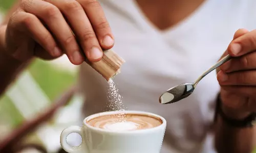 കാപ്പിയും ചായയും പഞ്ചസാരയിട്ട് കുടിക്കുന്നവരാണോ? ഈ ആരോ​ഗ്യ  പ്രശ്നങ്ങൾ ശ്രദ്ധിക്കണം