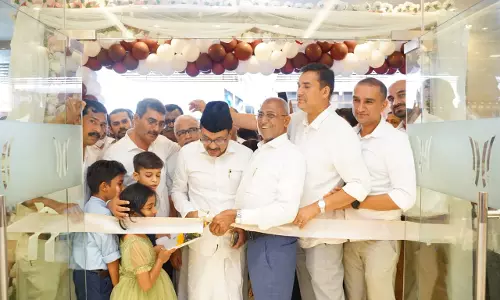 ടോം​പ്കോ സം​സം ജ്വ​ല്ല​റി​യു​ടെ ന​വീ​ക​രി​ച്ച ഷോ​റൂം ഉ​ദ്ഘാ​ട​നം ചെ​യ്തു