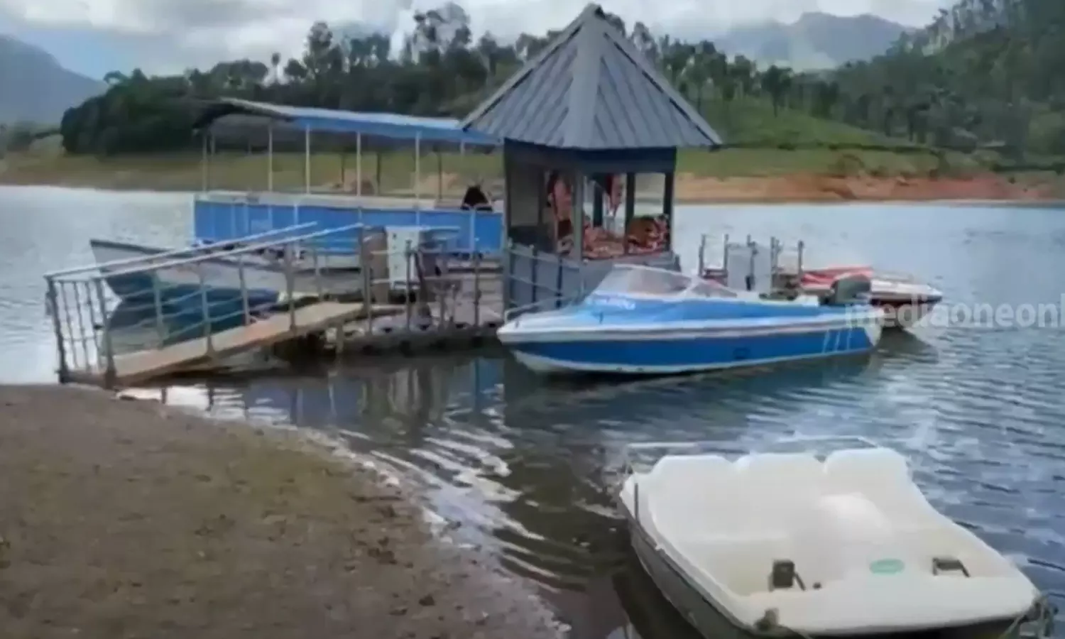 കാട്ടാനകളുടെ സ്വൈരവിഹാരത്തിന് തടസം; ഇടുക്കി ആനയിറങ്കൽ ജലാശയത്തിലെ ബോട്ടിങ് നിർത്തിവച്ചു കാട്ടാനകളുടെ സ്വൈരവിഹാരത്തിന് തടസം; ഇടുക്കി ആനയിറങ്കൽ ജലാശയത്തിലെ ബോട്ടിങ് നിർത്തിവച്ചു