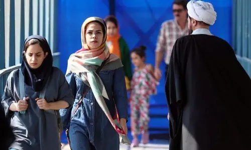 തല മറയ്ക്കാത്ത സ്ത്രീകൾക്കെതിരെ നടപടി കടുപ്പിക്കാൻ ഇറാൻ; പൊലീസ് പട്രോളിംഗ് പുനരാരംഭിച്ചു