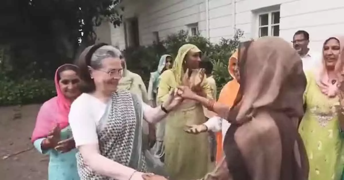 Sonia Gandhi interaction and dance with women farmers Sonia Gandhi interaction and dance with women farmers