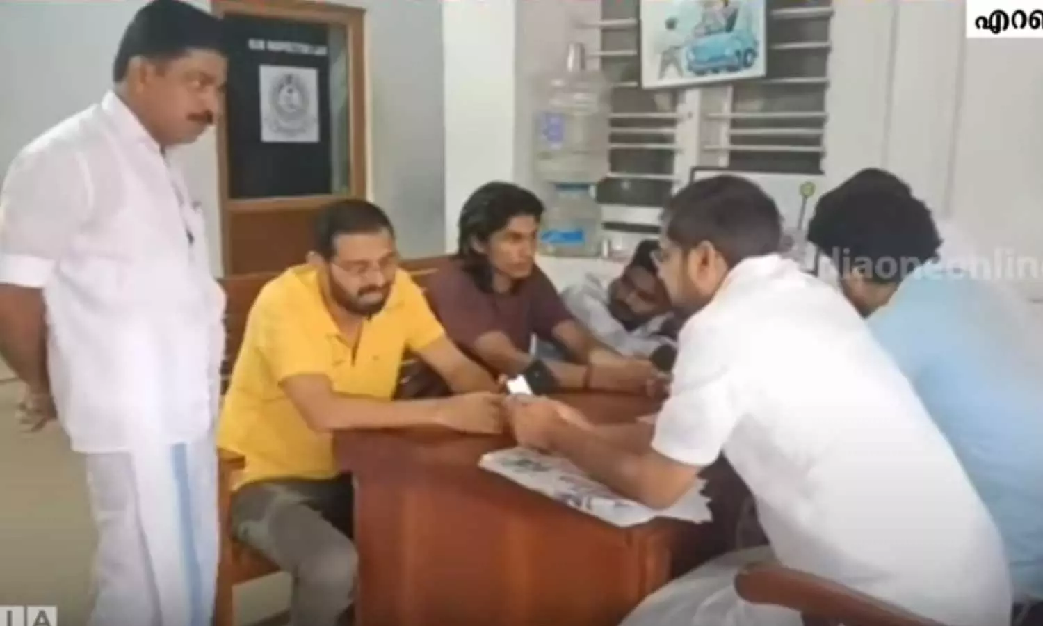 കാലടി പൊലീസ് സ്റ്റേഷൻ അതിക്രമം; എം.എൽ.എമാരായ റോജി എം.ജോൺ, സനീഷ് കുമാർ എന്നിവർക്കെതിരെ കേസ് കാലടി പൊലീസ് സ്റ്റേഷൻ അതിക്രമം; എം.എൽ.എമാരായ റോജി എം.ജോൺ, സനീഷ് കുമാർ എന്നിവർക്കെതിരെ കേസ്