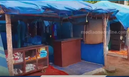 കുന്നംകുളത്തെ വഴിയോരക്കടയില് നിന്ന് 50,000 രൂപയുടെ വസ്ത്രങ്ങള് മോഷ്ടിച്ചു; നഷ്ടമായത് ഓണ വിപണിക്കെത്തിച്ച സ്റ്റോക്ക് കുന്നംകുളത്തെ വഴിയോരക്കടയില് നിന്ന് 50,000 രൂപയുടെ വസ്ത്രങ്ങള് മോഷ്ടിച്ചു; നഷ്ടമായത് ഓണ വിപണിക്കെത്തിച്ച സ്റ്റോക്ക്