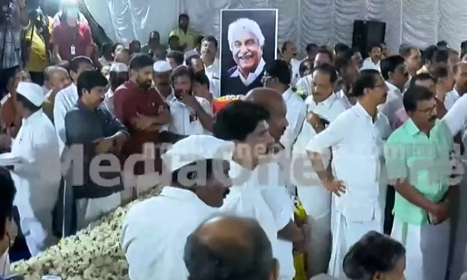 ഉമ്മന്ചാണ്ടിയുടെ ഭൗതിക ശരീരം കെ.പി.സി.സി ആസ്ഥാനത്ത്; ഒരുനോക്ക് കാണാന് പതിനായിരങ്ങള് ഉമ്മന്ചാണ്ടിയുടെ ഭൗതിക ശരീരം കെ.പി.സി.സി ആസ്ഥാനത്ത്; ഒരുനോക്ക് കാണാന് പതിനായിരങ്ങള്