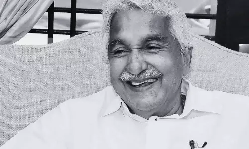 ഉമ്മന്‍ചാണ്ടി ഒരാളല്ല; ആള്‍ക്കൂട്ടമാണ്