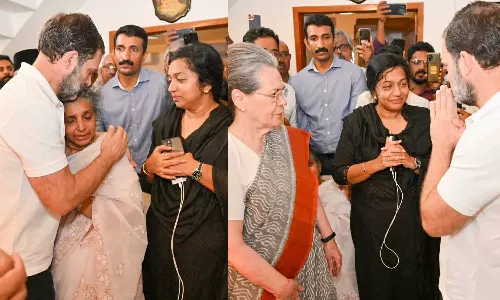 ഉമ്മൻ ചാണ്ടിയുടെ കുടുംബത്തെ ചേർത്തുപിടിച്ച് സോണിയയും രാഹുലും