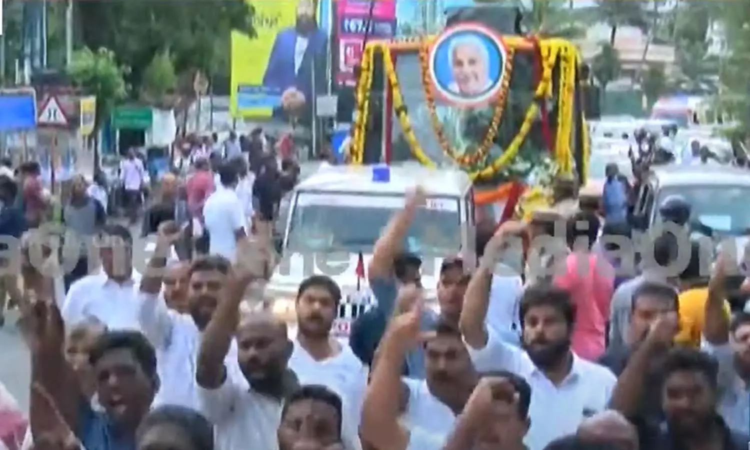 പുതുപ്പള്ളി ഹൗസിലെ ജനസമ്പർക്കത്തിന് വിരാമം; സഹപ്രവർത്തകർക്കൊപ്പം ഇനി പുതുപ്പള്ളിയിലേക്ക്