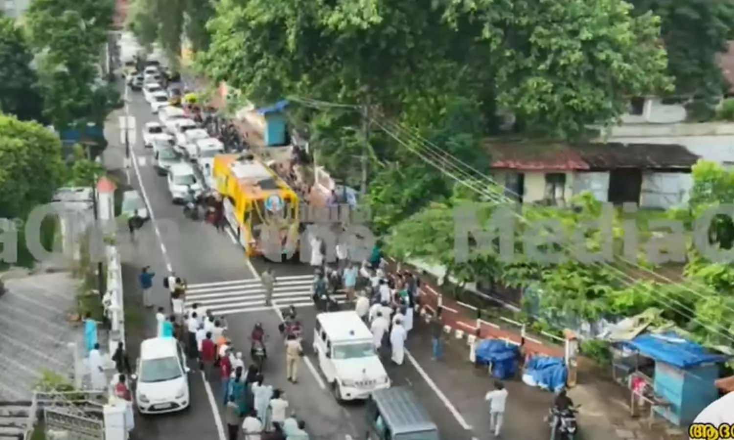 കനത്ത മഴയിൽ കണ്ണീരണിഞ്ഞ് ആയിരങ്ങൾ; വഴിയരികിൽ കുഞ്ഞൂഞ്ഞിനെയും കാത്ത്...