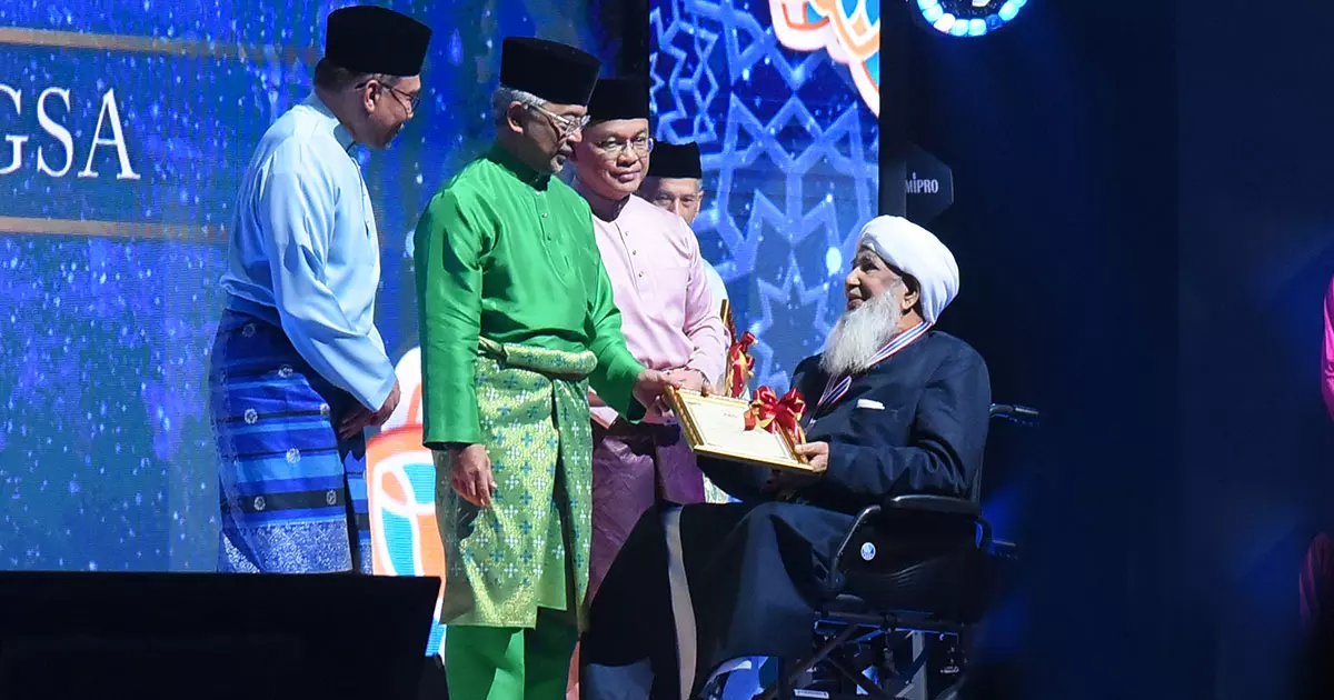 Kanthapuram A.P. Abubakar Musliar has been awarded the International Hijra Award by the Government of Malaysia. Kanthapuram A.P. Abubakar Musliar has been awarded the International Hijra Award by the Government of Malaysia.