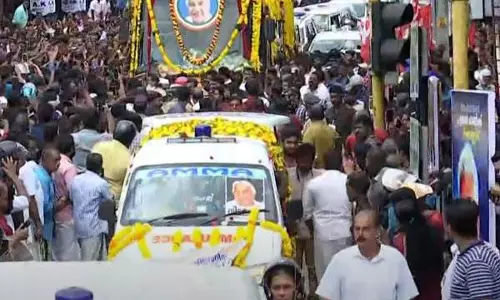 വിലാപയാത്ര കൊല്ലത്ത്: നിലമേലിൽ വൻ ജനാവലി