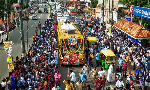 വിലാപയാത്ര കൊട്ടാരക്കരയിലേക്ക്; കോട്ടയം തിരുനക്കര മൈതാനിയിൽ എത്തുക അർധരാത്രിയോടെ വിലാപയാത്ര കൊട്ടാരക്കരയിലേക്ക്; കോട്ടയം തിരുനക്കര മൈതാനിയിൽ എത്തുക അർധരാത്രിയോടെ