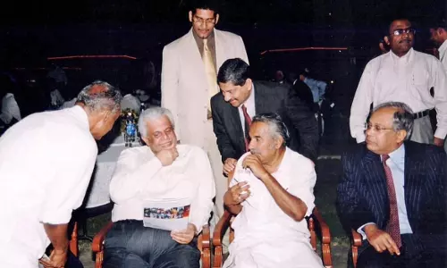 Oommen Chandy and Qatar minister Oommen Chandy and Qatar minister