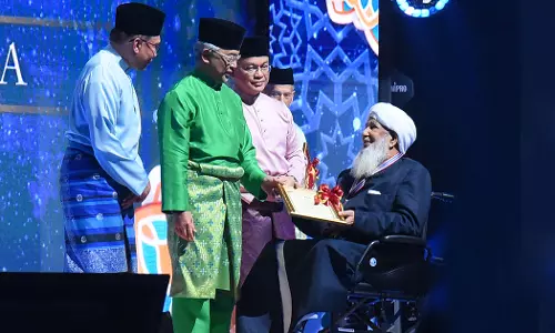 Kanthapuram A.P. Abubakar Musliar has been awarded the International Hijra Award by the Government of Malaysia.