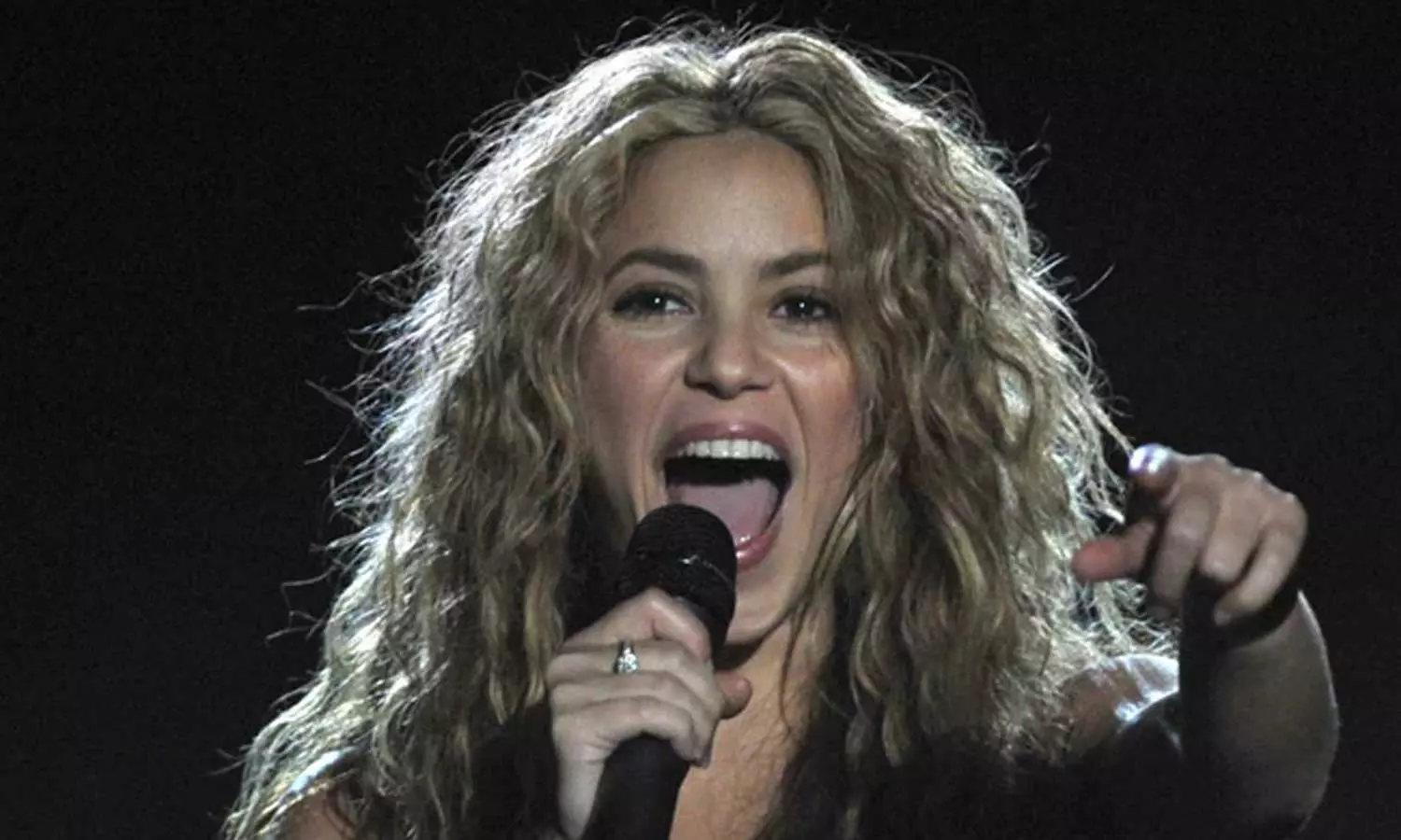 tax fraud; A Spanish court has launched an investigation against Colombian singer Shakira tax fraud; A Spanish court has launched an investigation against Colombian singer Shakira