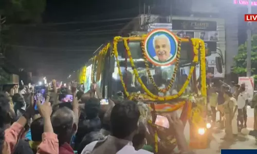 ജനനായകൻ ജന്മനാട്ടിലേക്ക്; ഉമ്മൻചാണ്ടിക്ക് ഇന്ന് കേരളം വിട നൽകും ജനനായകൻ ജന്മനാട്ടിലേക്ക്; ഉമ്മൻചാണ്ടിക്ക് ഇന്ന് കേരളം വിട നൽകും