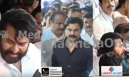 Celebrities including Mammootty, Suresh Gopi and Dileep came to see Oommen Chandy