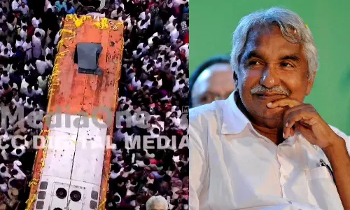 People pay respect to Oommen Chandy at Thirunakkara