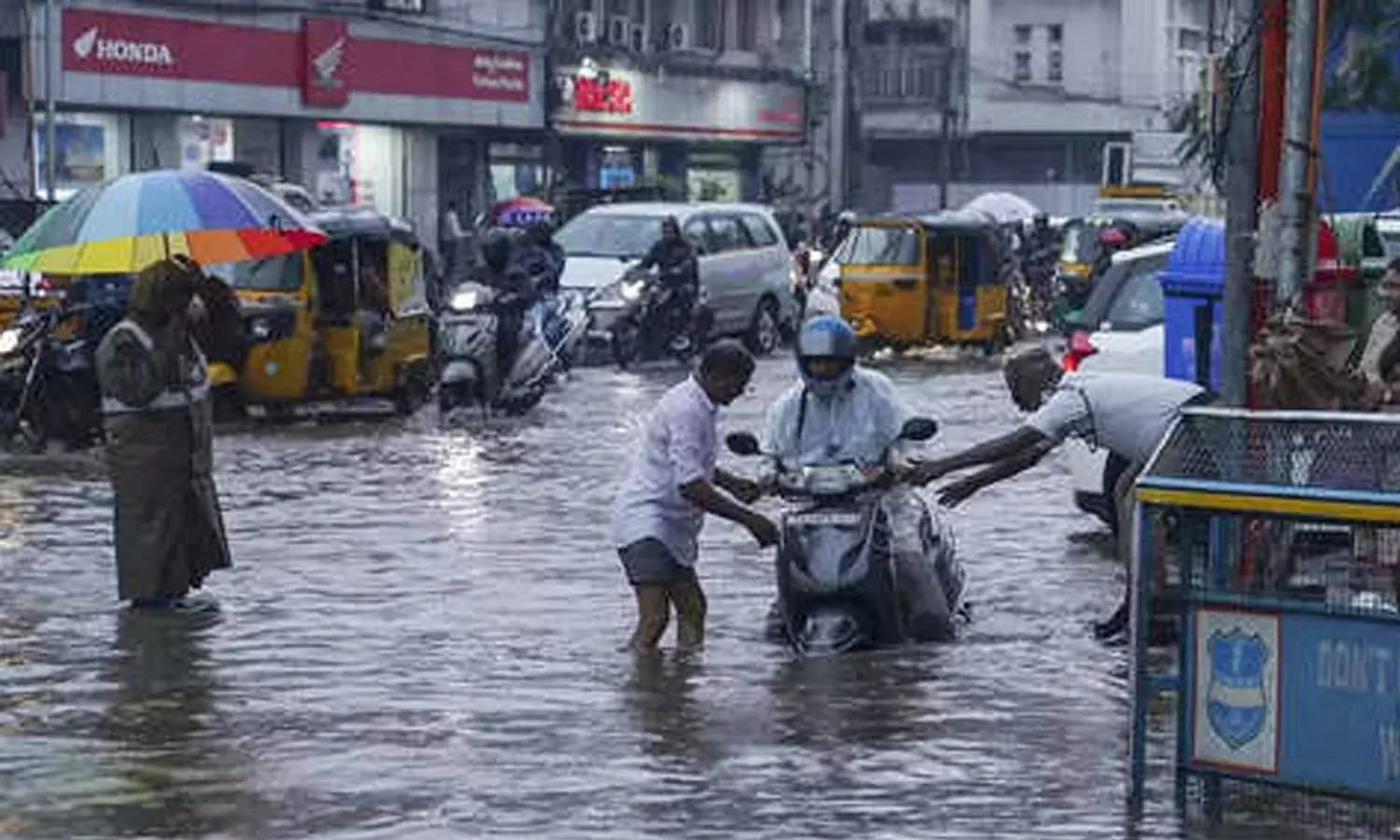 rain gujarat,Mumbai Rains,Heavy Rains Across india,latest national news,രാജ്യത്ത് പരക്കെ മഴക്ക് സാധ്യത,ഗുജറാത്തില്‍ പ്രളയ സാധ്യത,റെഡ് അലര്‍ട്ട്
