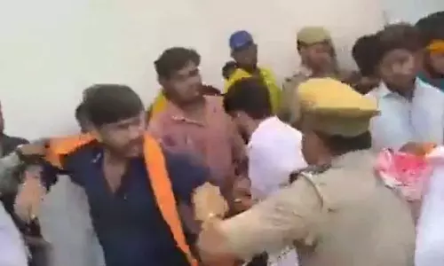 യു.പിയിൽ യൂണിവേഴ്‌സിറ്റി വൈസ് ചാൻസലറെ വളഞ്ഞിട്ട് തല്ലി എ.ബി.വി.പി പ്രവർത്തകർ