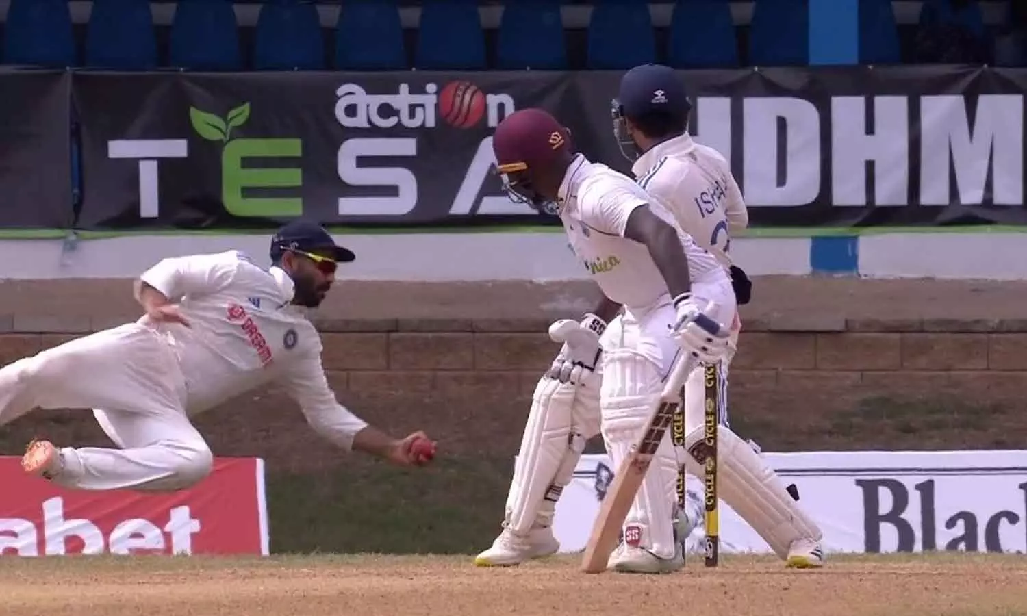 ഒറ്റക്കൈയിൽ പറന്ന് പിടിച്ച് രഹാനെ; ഈ ഫീൽഡിങ് പോരേ എന്ന് ആരാധകർ ഒറ്റക്കൈയിൽ പറന്ന് പിടിച്ച് രഹാനെ; ഈ ഫീൽഡിങ് പോരേ എന്ന് ആരാധകർ