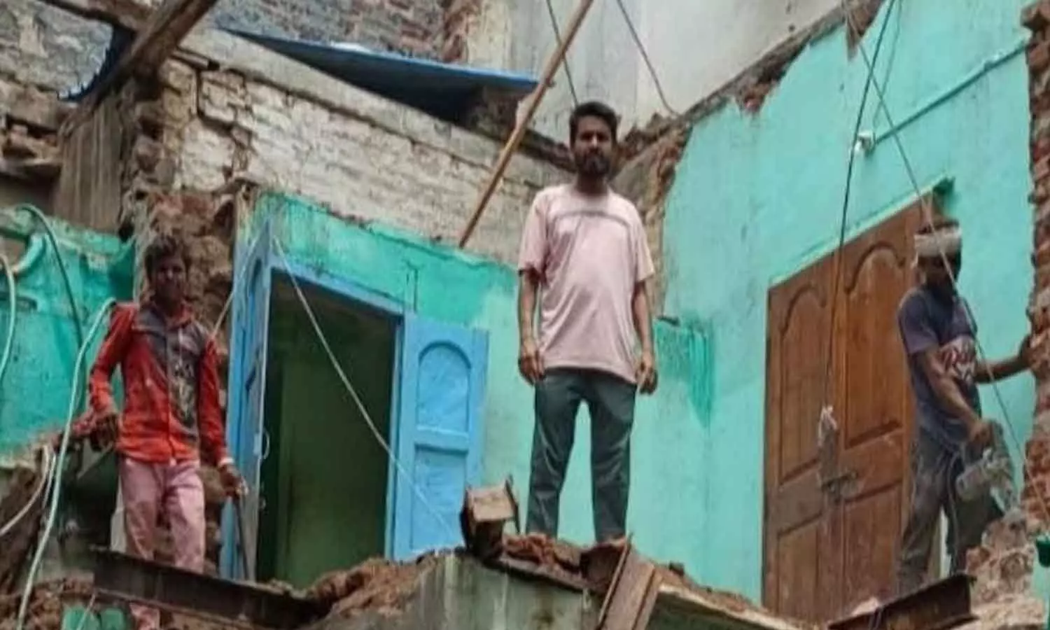 ഡി.ജെയും ബാന്റ് മേളവുമായി മധ്യപ്രദേശിൽ മുസ്ലിം കുടുംബത്തിന്റെ വീട് ബുൾഡോസർ ഉപയോഗിച്ച് തകർത്തു ഡി.ജെയും ബാന്റ് മേളവുമായി മധ്യപ്രദേശിൽ മുസ്ലിം കുടുംബത്തിന്റെ വീട് ബുൾഡോസർ ഉപയോഗിച്ച് തകർത്തു