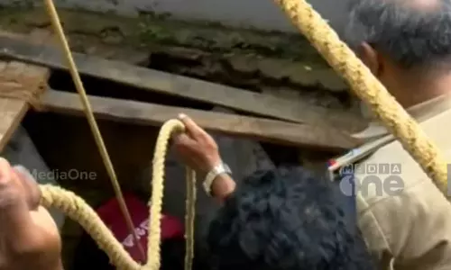 കൊല്ലത്ത് കിണറിടിഞ്ഞ് തൊഴിലാളി കിണറ്റിൽ കുടുങ്ങി