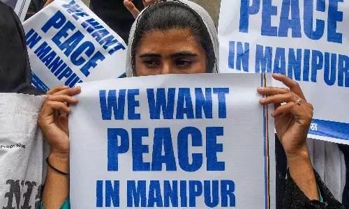 മണിപ്പൂരിൽ രണ്ടര മാസത്തിന് ശേഷം ഇന്റർനെറ്റ് നിരോധനം ഭാഗികമായി പിൻവലിച്ചു; സോഷ്യൽ മീഡിയക്ക് വിലക്ക് തുടരും മണിപ്പൂരിൽ രണ്ടര മാസത്തിന് ശേഷം ഇന്റർനെറ്റ് നിരോധനം ഭാഗികമായി പിൻവലിച്ചു; സോഷ്യൽ മീഡിയക്ക് വിലക്ക് തുടരും
