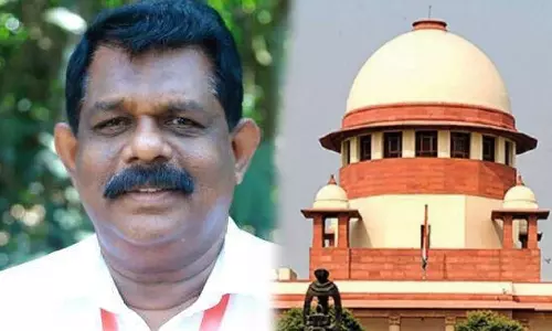 തൊണ്ടിമുതൽ കേസ്: മന്ത്രി ആന്റണി രാജുവിനെതിരായ പുനരന്വേഷണം സുപ്രിംകോടതി മരവിപ്പിച്ചു തൊണ്ടിമുതൽ കേസ്: മന്ത്രി ആന്റണി രാജുവിനെതിരായ പുനരന്വേഷണം സുപ്രിംകോടതി മരവിപ്പിച്ചു