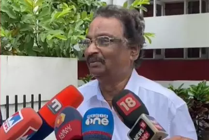 മൈക്ക് തകരാറിലായതും മുദ്രാവാക്യം ഉയർന്നതും വി.ടി ബൽറാം എഴുന്നേറ്റപ്പോൾ; പന്തികേടുണ്ടെന്ന് എ.കെ.ബാലൻ