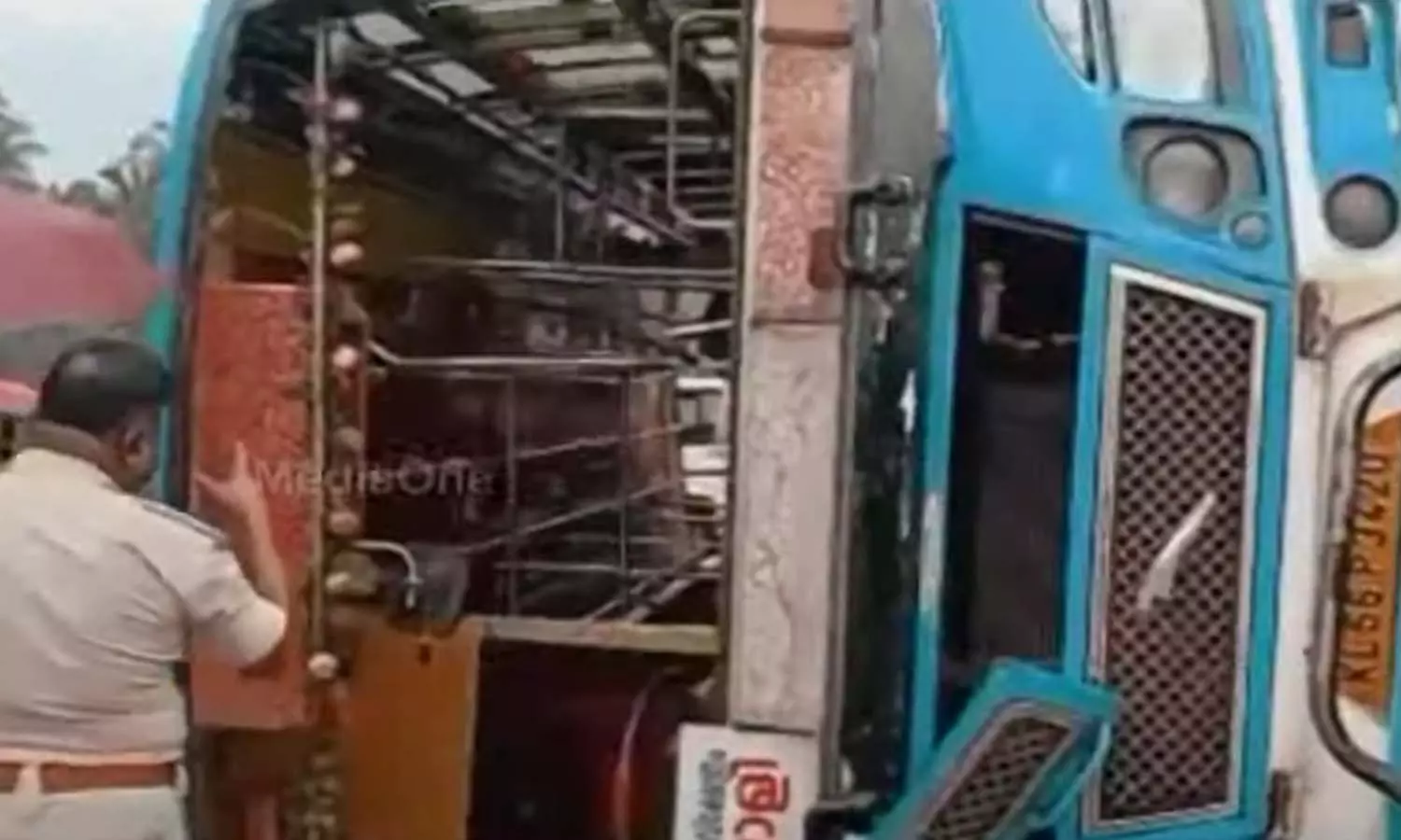 ബ്രേക്കിടുന്നതിനിടെ നിയന്ത്രണം വിട്ട് സ്വകാര്യ ബസ് മറിഞ്ഞു; മൂന്ന് പേർക്ക് പരിക്ക് ബ്രേക്കിടുന്നതിനിടെ നിയന്ത്രണം വിട്ട് സ്വകാര്യ ബസ് മറിഞ്ഞു; മൂന്ന് പേർക്ക് പരിക്ക്