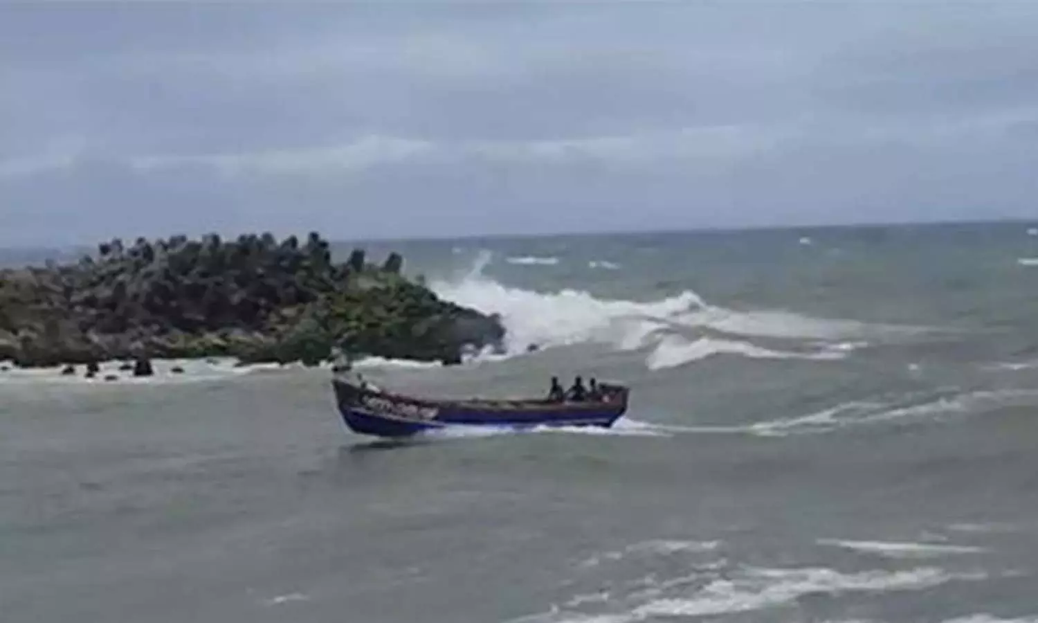 Fishing boat overturns in Muthalapozhi again