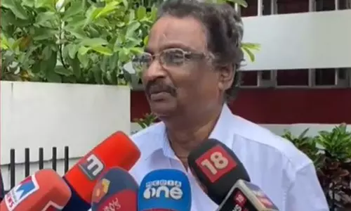 മൈക്ക് തകരാറിലായതും മുദ്രാവാക്യം ഉയർന്നതും വി.ടി ബൽറാം എഴുന്നേറ്റപ്പോൾ; പന്തികേടുണ്ടെന്ന് എ.കെ.ബാലൻ