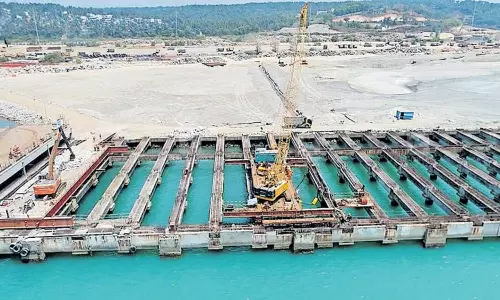 വിഴിഞ്ഞം തുറമുഖം: നിർമാണ പുരോഗതി വിലയിരുത്താൻ അവലോകന യോഗം