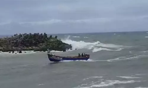 Fishing boat overturns in Muthalapozhi again