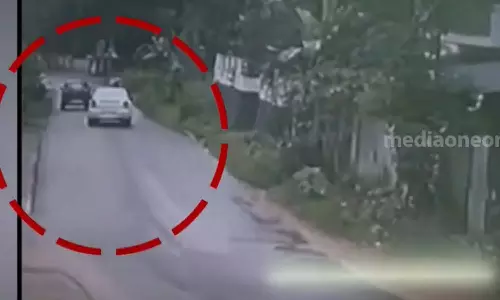 കാർ ബൈക്കിലിടിച്ച് യുവാവിന് കാൽ നഷ്ടപ്പെട്ടു; സിസിടിവി ദൃശ്യങ്ങൾ പുറത്ത്