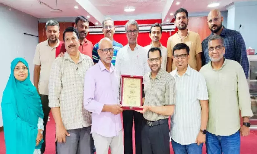 പ്രവാസം മതിയാക്കി നാട്ടിലേക്ക് മടങ്ങുന്ന മലയാളിക്ക് യാത്രയയപ്പ് നൽകി