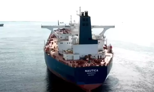 യെമന്‍ തീരത്തെ ഭീതിയൊഴിയുന്നു; ദ്രവിച്ച കപ്പലില്‍ നിന്നും ക്രൂഡ് ഓയില്‍ മാറ്റിത്തുടങ്ങി