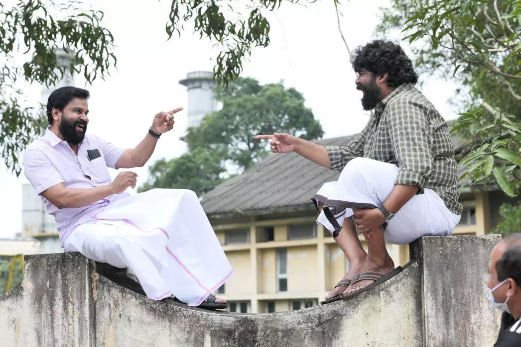 ചിരിയും കണ്ണീരുമായി പ്രേക്ഷക മനംകവരുന്ന വോയ്സ് ഓഫ് സത്യനാഥൻ ചിരിയും കണ്ണീരുമായി പ്രേക്ഷക മനംകവരുന്ന വോയ്സ് ഓഫ് സത്യനാഥൻ