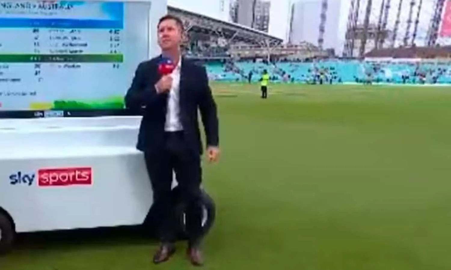 ആഷസ് ടെസ്റ്റ് മത്സരത്തിനിടെ റിക്കി പോണ്ടിംഗിന് നേരെ ഇംഗ്ലണ്ട് ആരാധകരുടെ മുന്തിരിയേറ്