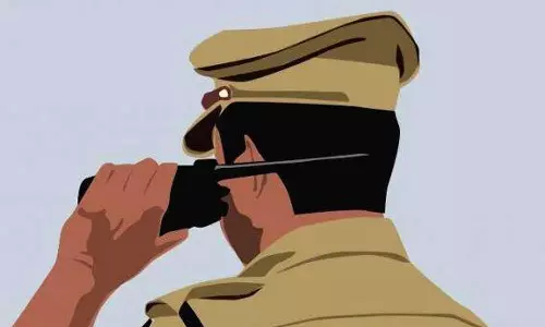 Karnataka police officers taken into custody by Kerala police.