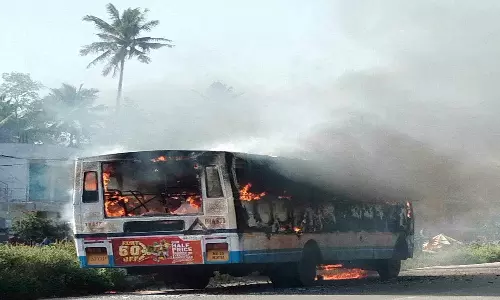 തിരുവനന്തപുരത്ത് ഓടിക്കൊണ്ടിരുന്ന കെ.എസ്.ആ.ർ.ടി.സി ബസിന് തീപിടിച്ചു