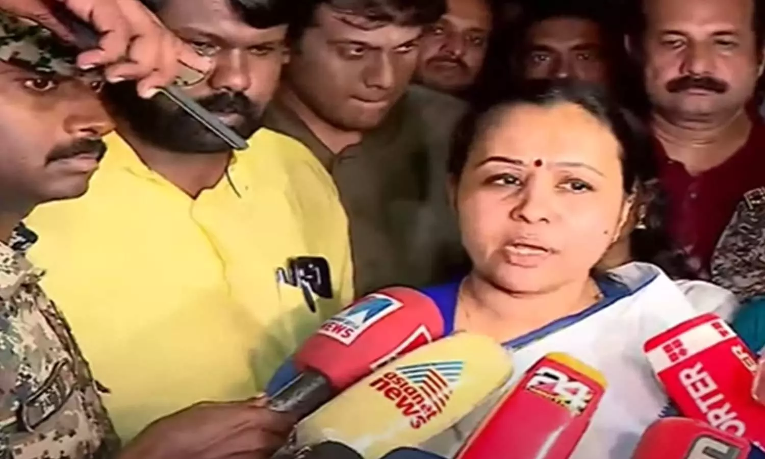 പ്രതിഷേധങ്ങൾക്കൊടുവിൽ ആലുവയിൽ കൊല്ലപ്പെട്ട കുട്ടിയുടെ വീട്ടിൽ എത്തി മന്ത്രി വീണാ ജോർജ് പ്രതിഷേധങ്ങൾക്കൊടുവിൽ ആലുവയിൽ കൊല്ലപ്പെട്ട കുട്ടിയുടെ വീട്ടിൽ എത്തി മന്ത്രി വീണാ ജോർജ്