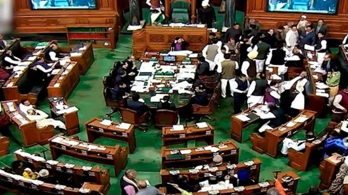 ആലുവയിൽ അഞ്ചുവയസുകാരിയുടെ കൊലപാതകം; പാർലമെന്റിൽ ഉന്നയിക്കാൻ കോൺഗ്രസ് ആലുവയിൽ അഞ്ചുവയസുകാരിയുടെ കൊലപാതകം; പാർലമെന്റിൽ ഉന്നയിക്കാൻ കോൺഗ്രസ്