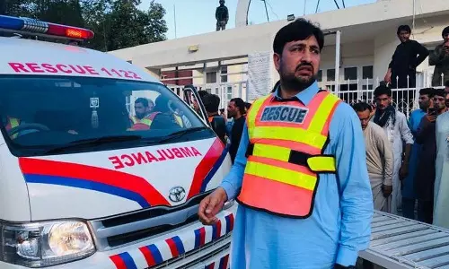 At least 44 killed, several hurt in bomb blast during political rally in Pakistan,Pakistan explosion,Pakistan blast,പാക് സ്ഫോടനം,പാകിസ്താന്‍ സ്ഫോടനം,ചാവേര്‍ സ്ഫോടനം