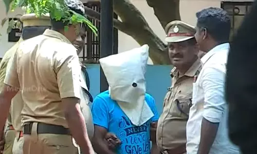 ആലുവ കൊലപാതകം; പ്രതിയെ തൂക്കിക്കൊല്ലണം, കൂടുതൽ പ്രതികളുണ്ടെങ്കിൽ കണ്ടെത്തണമെന്ന് കുട്ടിയുടെ അച്ഛൻ ആലുവ കൊലപാതകം; പ്രതിയെ തൂക്കിക്കൊല്ലണം, കൂടുതൽ പ്രതികളുണ്ടെങ്കിൽ കണ്ടെത്തണമെന്ന് കുട്ടിയുടെ അച്ഛൻ